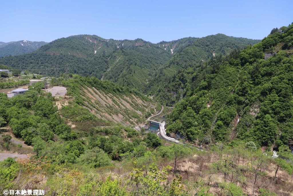 奥只見湖（新潟県魚沼市）・ダム下の只見川と新緑の山並みを眺める