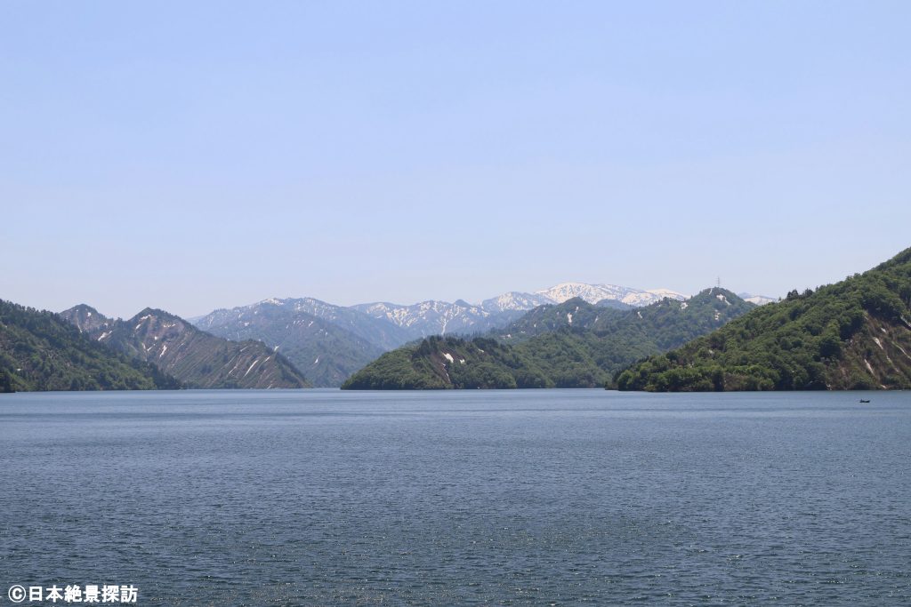 奥只見湖（新潟県魚沼市）・遠くに見える残雪の山々