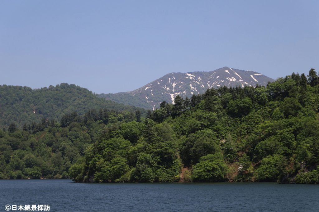 奥只見湖（新潟県魚沼市）・背景に残雪の山