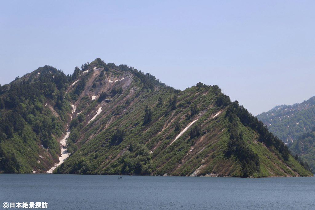 奥只見湖（新潟県魚沼市）・三角形の山