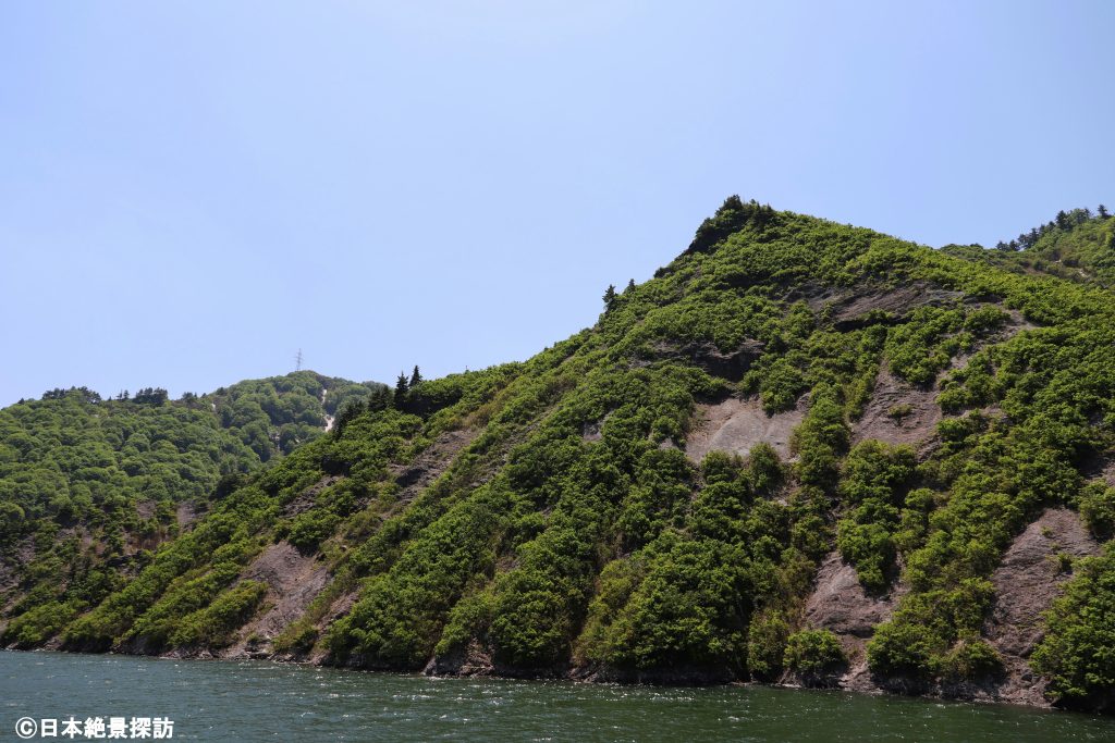 奥只見湖（新潟県魚沼市）・迫り来る山の迫力