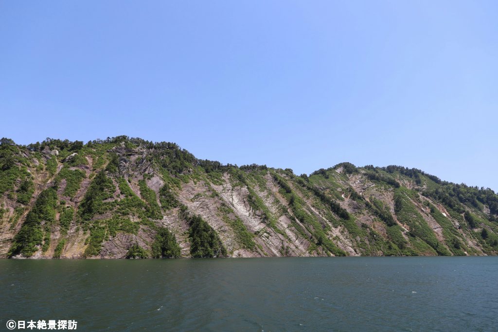 奥只見湖（新潟県魚沼市）・剥き出しの岩肌
