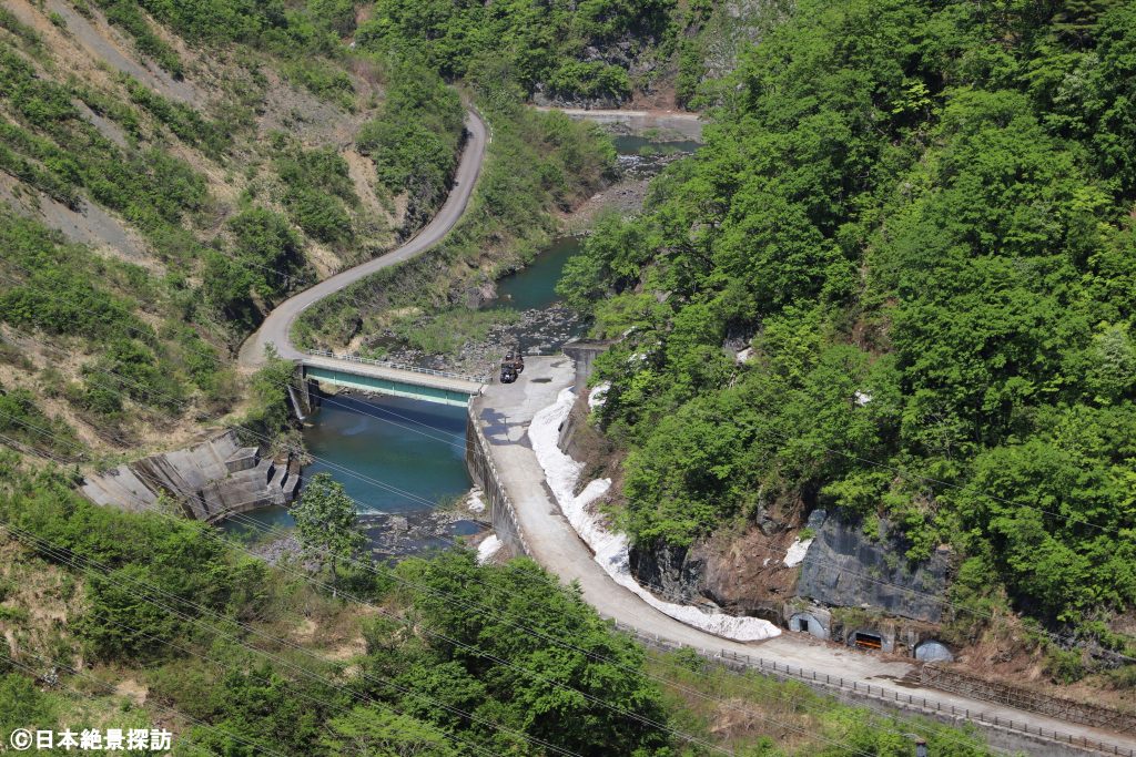 奥只見湖（新潟県魚沼市）・ダム下の道路
