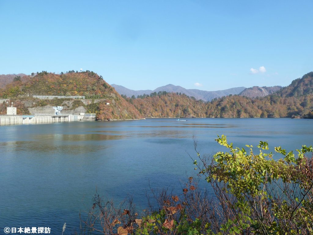 奥只見湖（新潟県魚沼市）・紅葉の奥只見ダム・天端を望む