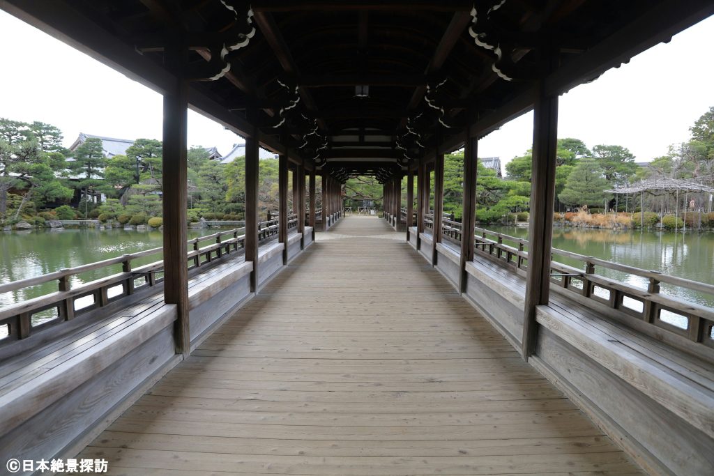 平安神宮（京都府京都市左京区）・池を渡る木造橋の泰平閣