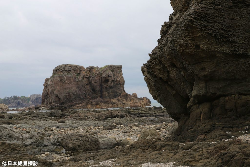 ゴジラ岩（秋田県男鹿市）・四角形が特徴的な帆掛島