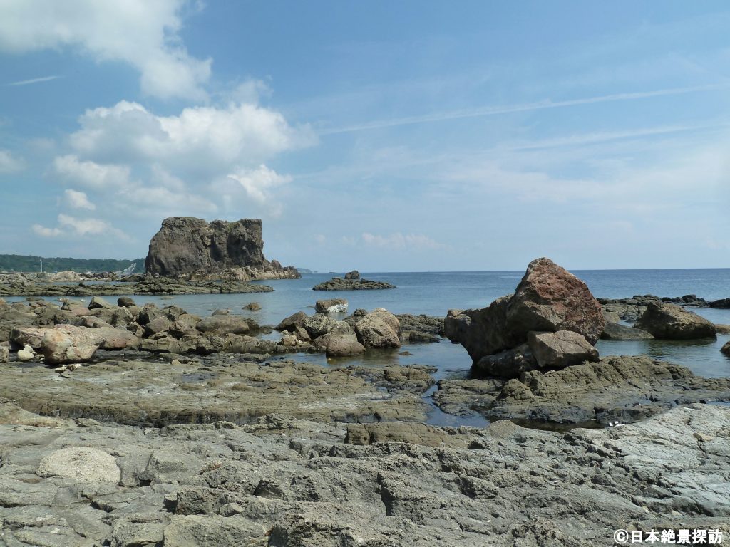 ゴジラ岩（秋田県男鹿市）・日本海と帆掛島