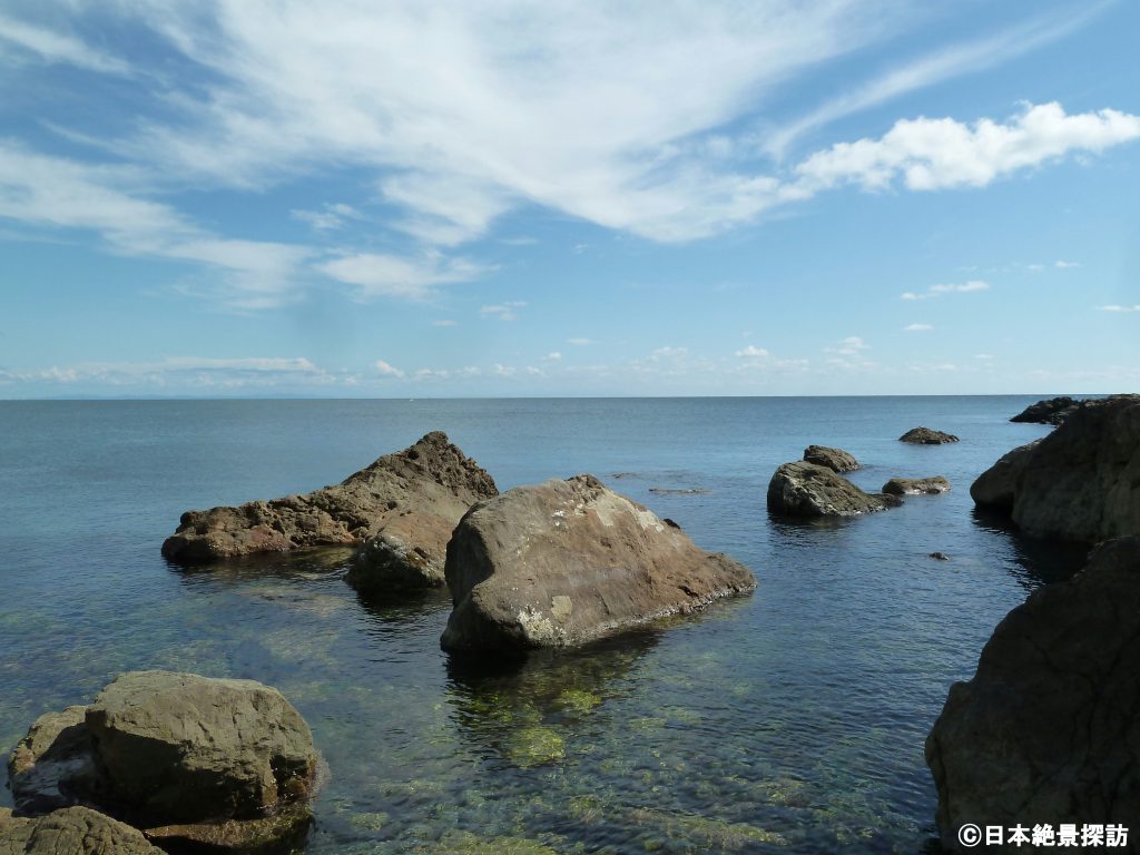 ゴジラ岩（秋田県男鹿市）・透き通る海