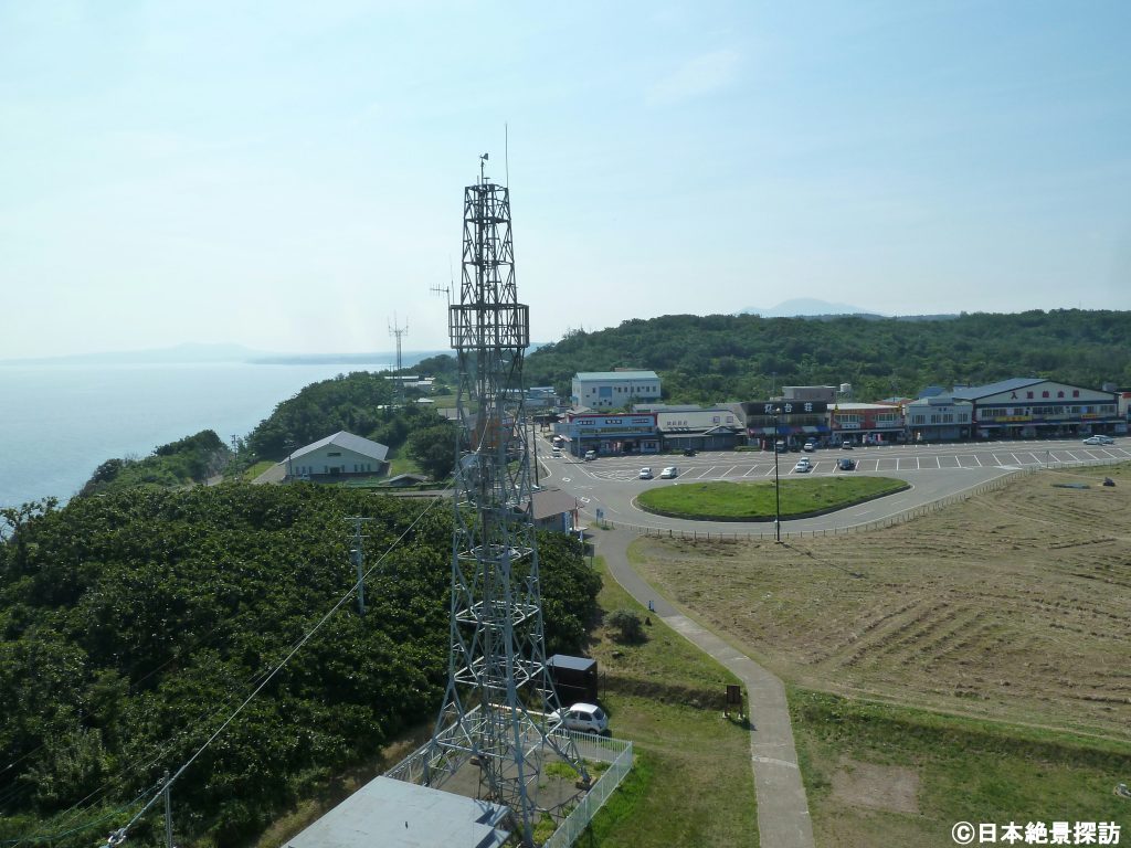 入道崎（秋田県男鹿市）・灯台の上から・お土産屋さんや食堂が立ち並ぶ
