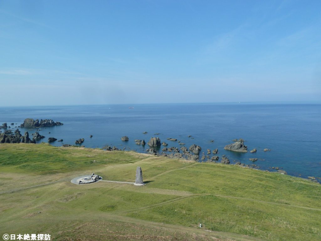 入道崎（秋田県男鹿市）・青の日本海と芝生園地