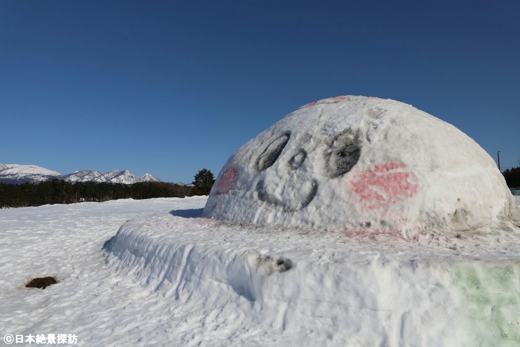徳良湖（山形県尾花沢市）・尾花沢市のゆるキャラ「雪ごろう」の雪像