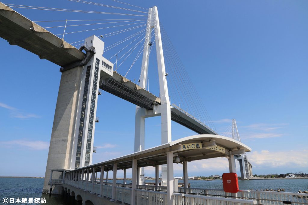 新湊大橋（富山県射水市）・あいの風プロムナード（＝歩行者用入口）