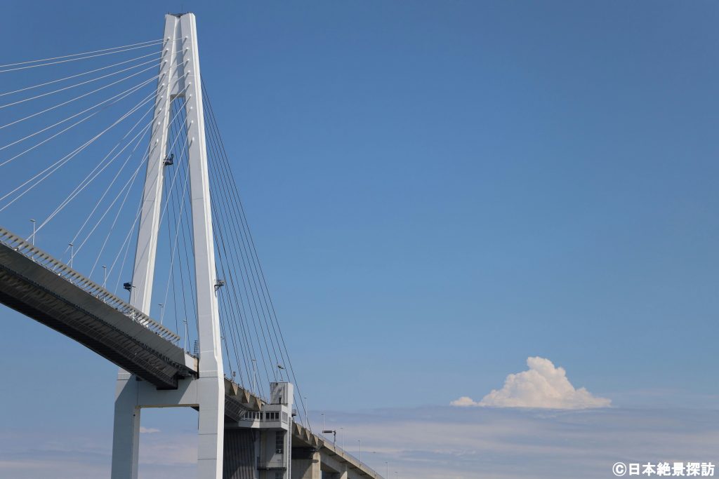 新湊大橋（富山県射水市）と夏の入道雲