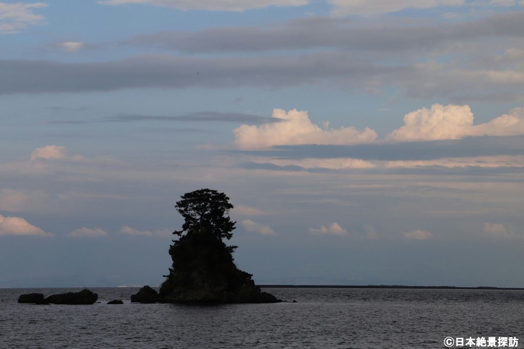 雨晴海岸（富山県高岡市）・女岩と夏の入道雲