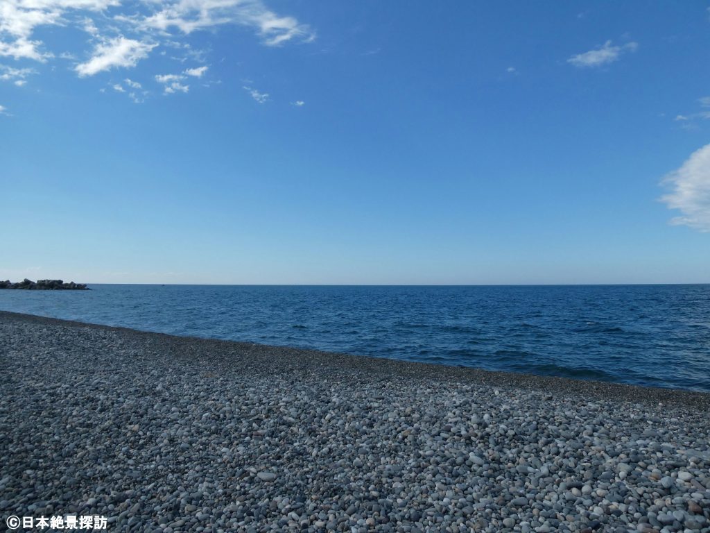 宮崎・境海岸（富山県朝日町）・海岸ではキレイな小石がたくさん見られる