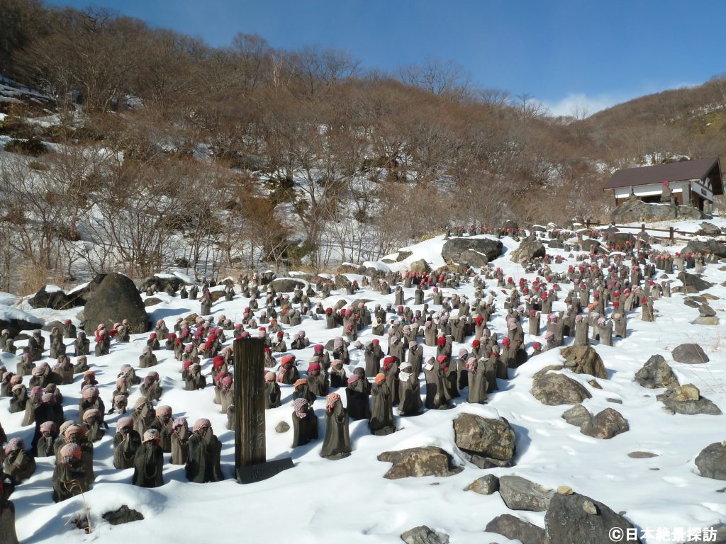 殺生石（栃木県那須町）・冬に耐える千体地蔵