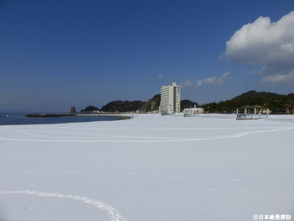 浅虫温泉（青森県青森市）・雪の砂浜