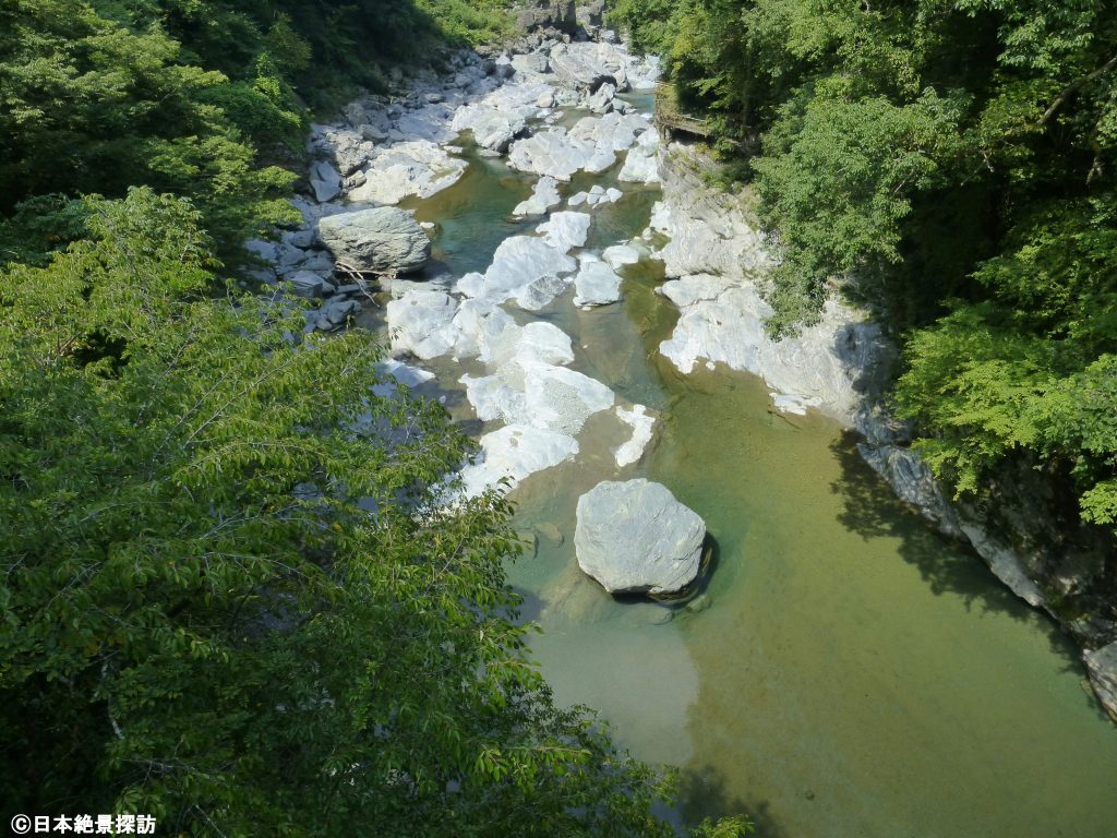 祖谷のかずら橋（徳島県三好市）・川底まで透き通る祖谷渓の流れ