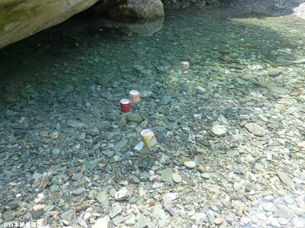 祖谷のかずら橋（徳島県三好市）・祖谷渓の清流で冷えた缶ビール