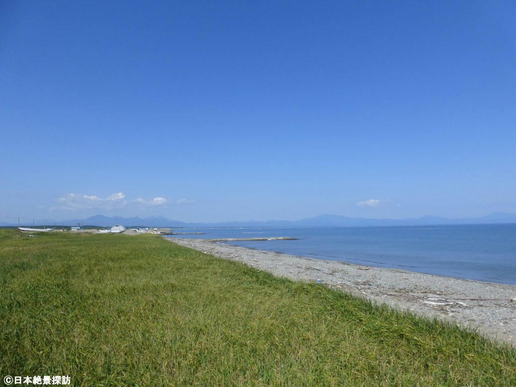 第二しべつ展望パーキング（北海道標津町）・海岸線と漁村風景