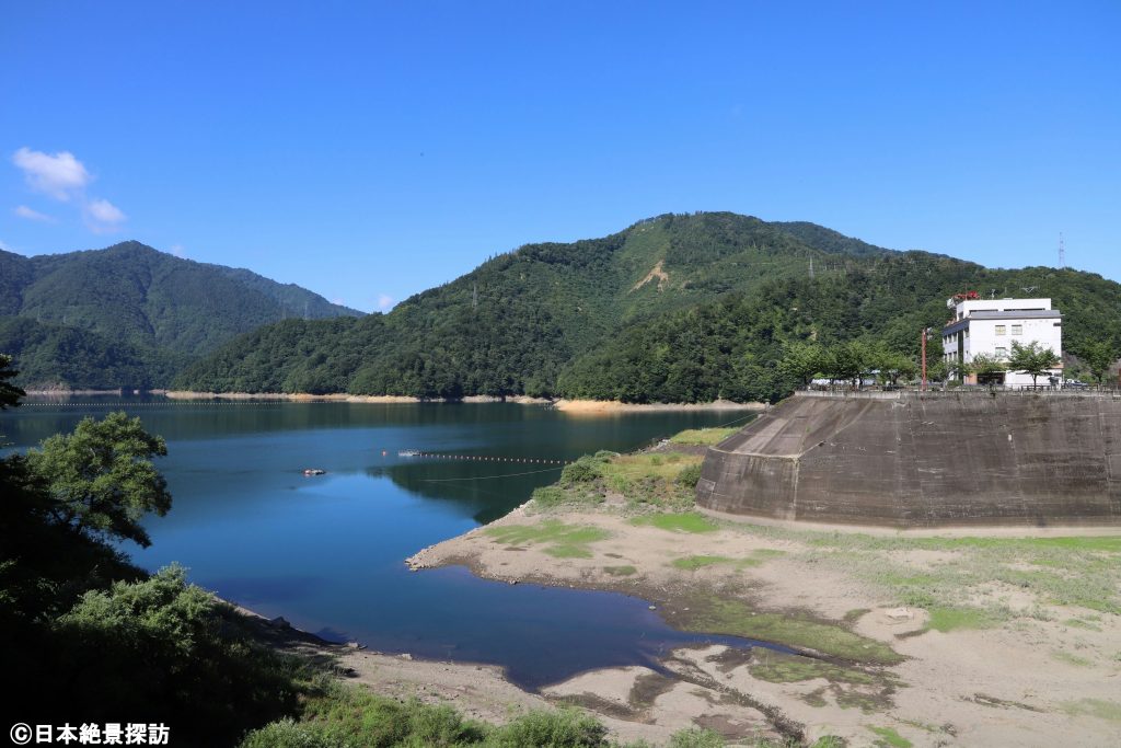 九頭竜湖（福井県大野市）・ダム管理事務所付近