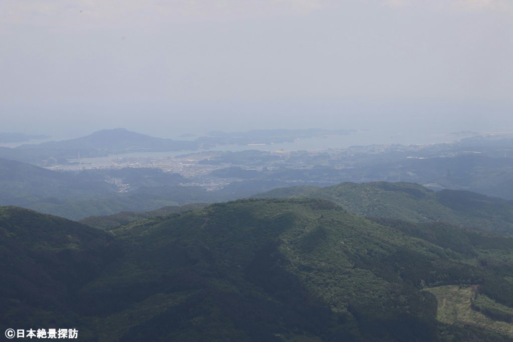 室根山（岩手県一関市）のツツジ・山頂から見る気仙沼の市街地と三陸の海