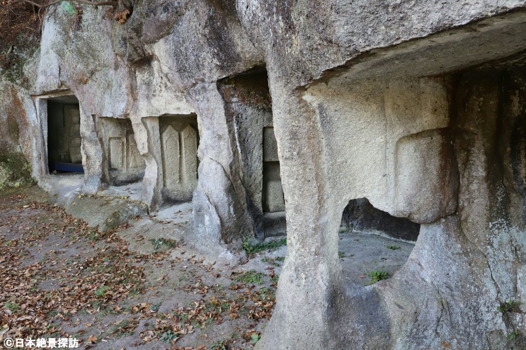 雄島（宮城県松島町）の紅葉・石仏が安置されている洞穴群