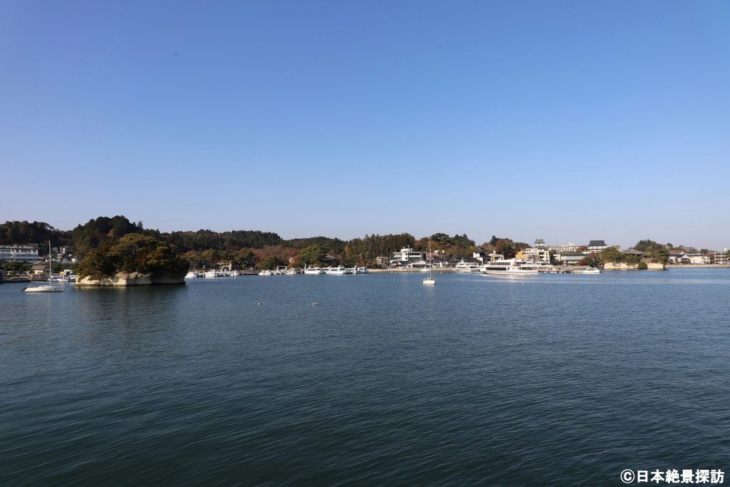 雄島（宮城県松島町）の紅葉・松島内湾全景（左側）