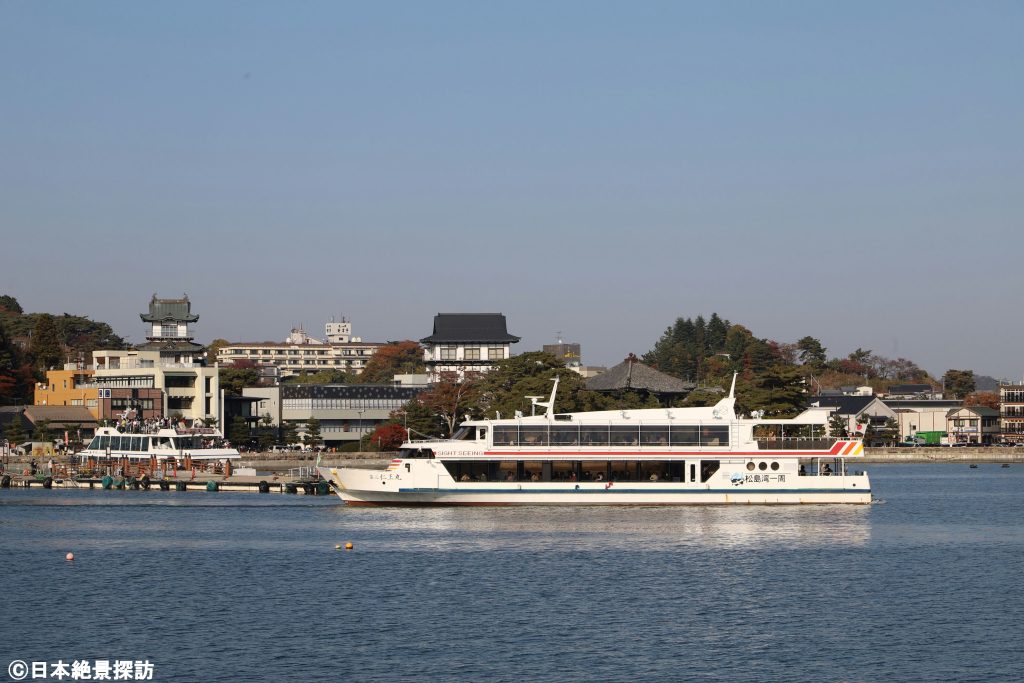雄島（宮城県松島町）の紅葉・出航を待つ遊覧船