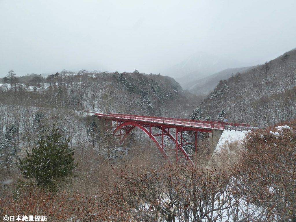 雪景色の東沢大橋（山梨県北杜市）
