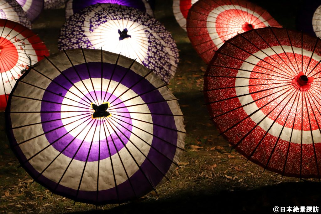 瑞巌寺（宮城県松島町）の紅葉ライトアップ・並ぶ傘の灯り