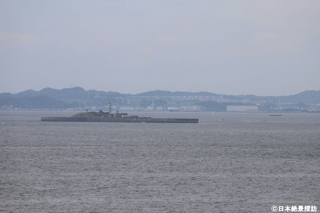富津岬（千葉県富津市）・横須賀の工業地帯を背景に浮かぶ第二海堡