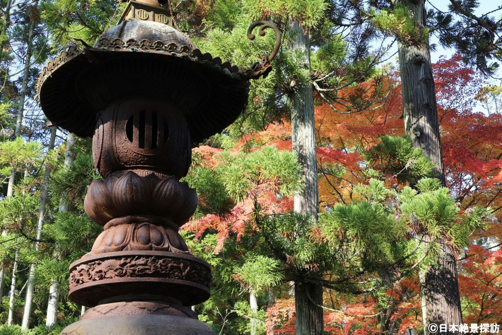 瑞巌寺（宮城県松島町）・銅製の灯籠と紅葉