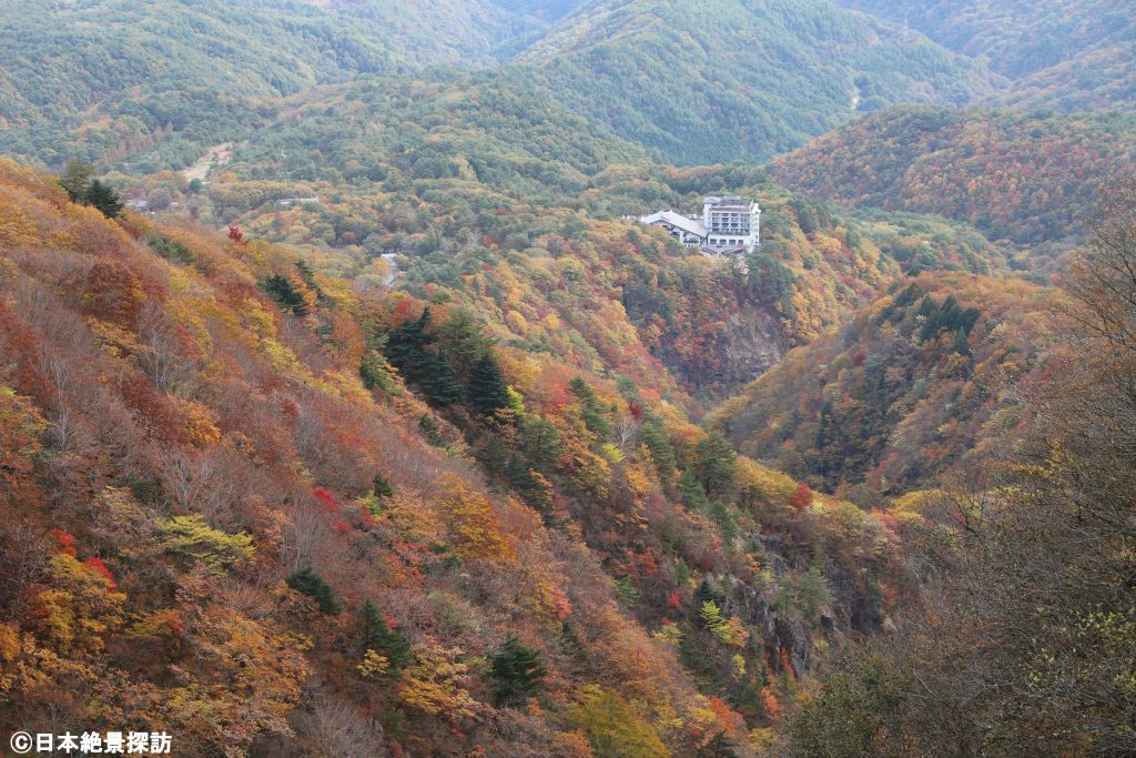 不動沢橋（福島県福島市）・見事な斜面の紅葉