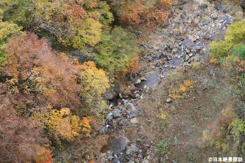 不動沢橋（福島県福島市）・谷底の秋