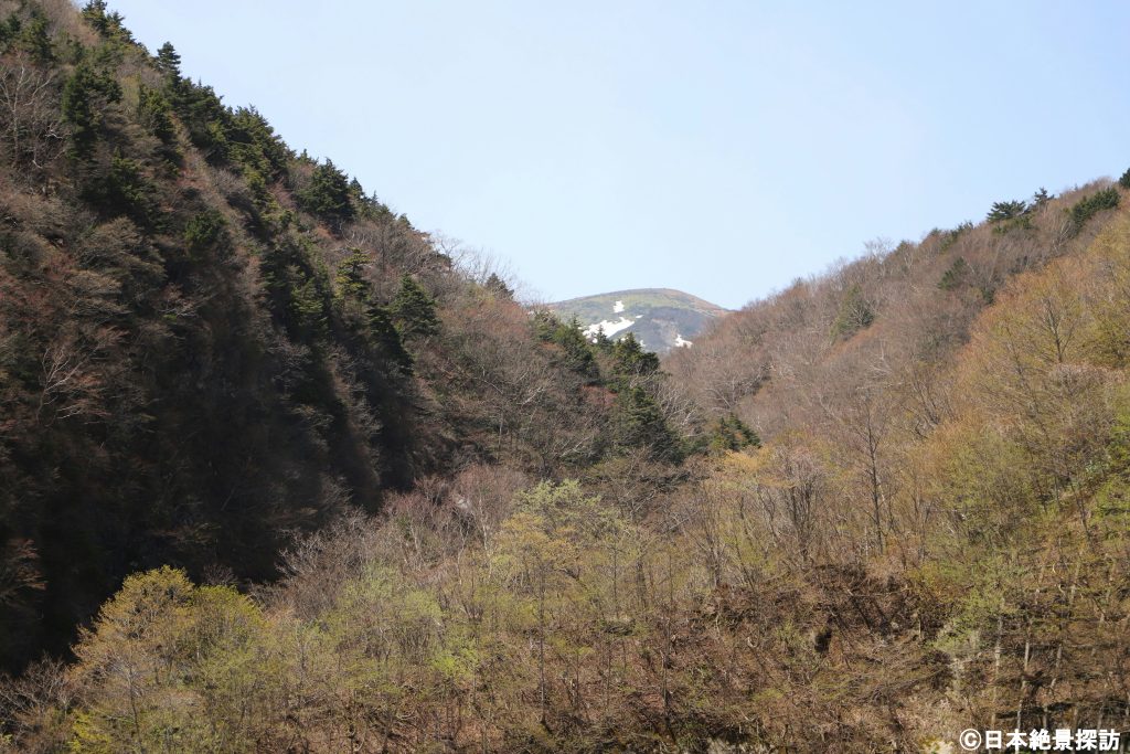 不動沢橋（福島県福島市）・山頂の方向