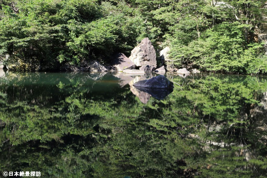 材木岩公園（宮城県白石市）・水面にも...緑