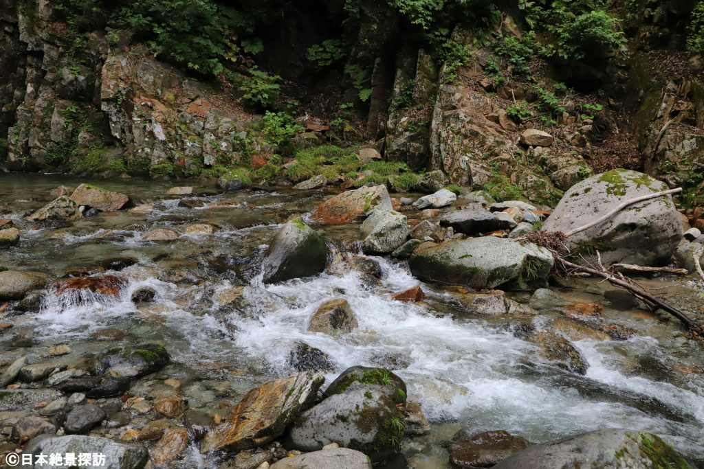 白布大滝（山形県米沢市）・透き通る水の流れと渓谷美