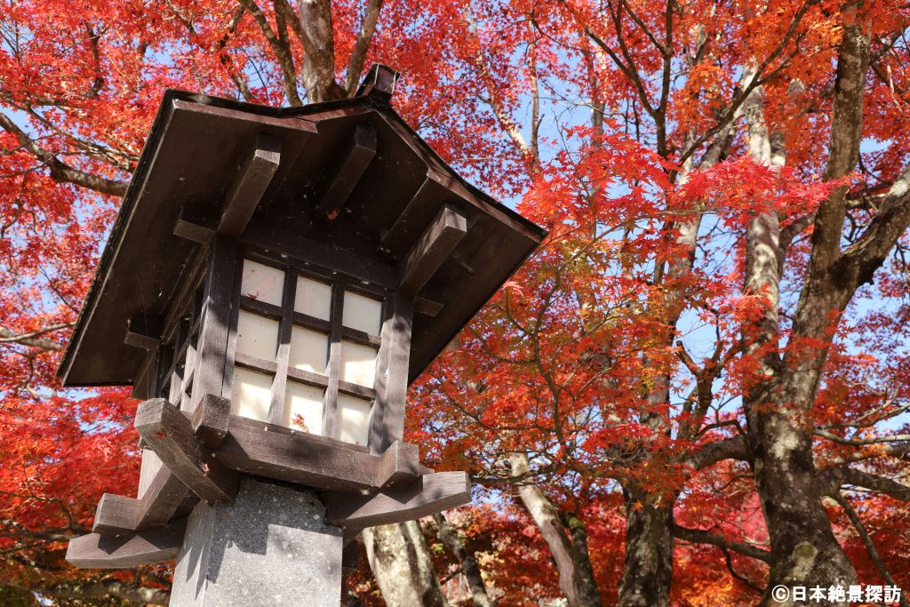 土津神社（福島県猪苗代町）・灯籠とともに