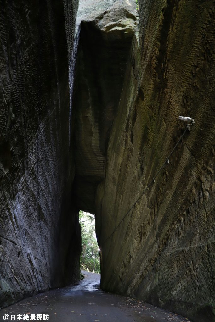 燈籠坂大師の切通しトンネル（千葉県富津市）・縦写真にするとさらに神秘度が増す