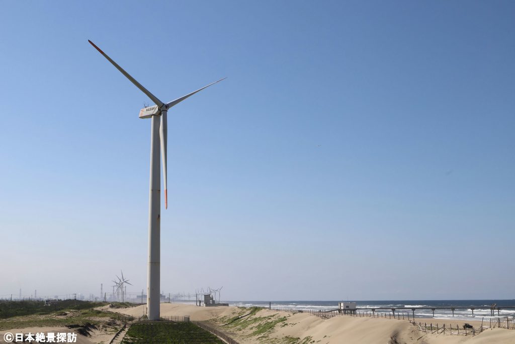 波崎ウインドファーム（茨城県神栖市）・背景に鹿島臨海工業地帯