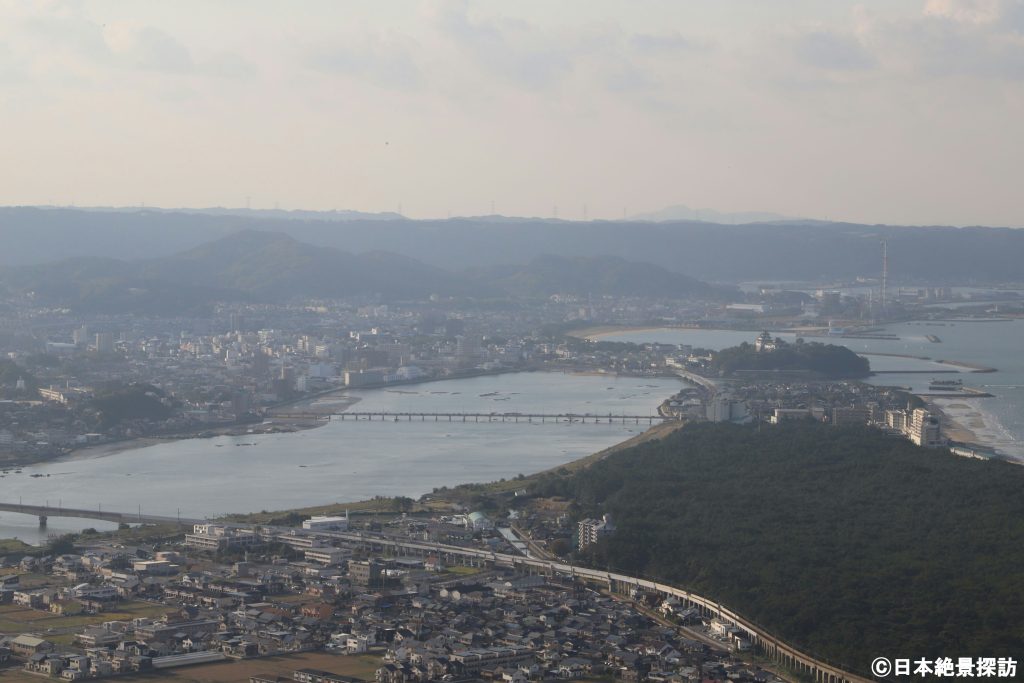 鏡山展望台（佐賀県唐津市）・海沿いに建つ唐津城の天守閣もハッキリ確認出来る