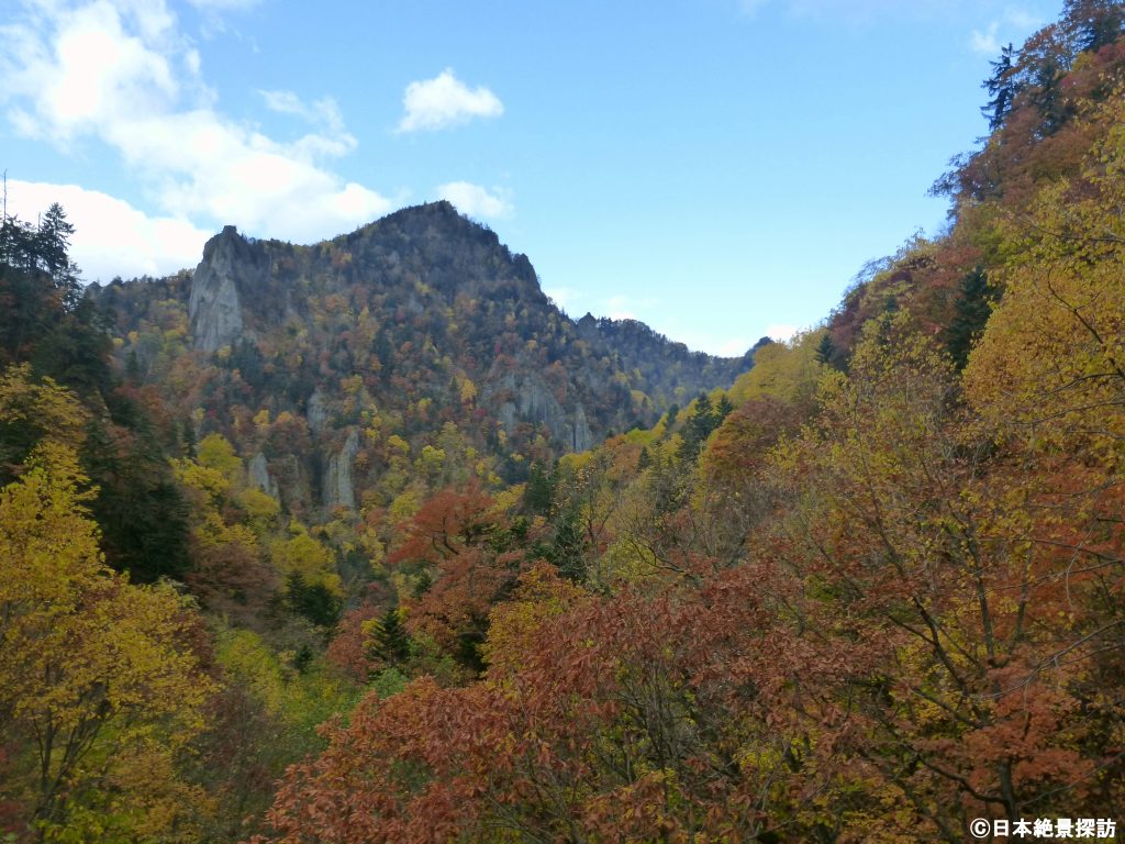 豊平峡ダム（北海道札幌市南区）・橋上から千丈岩を望む