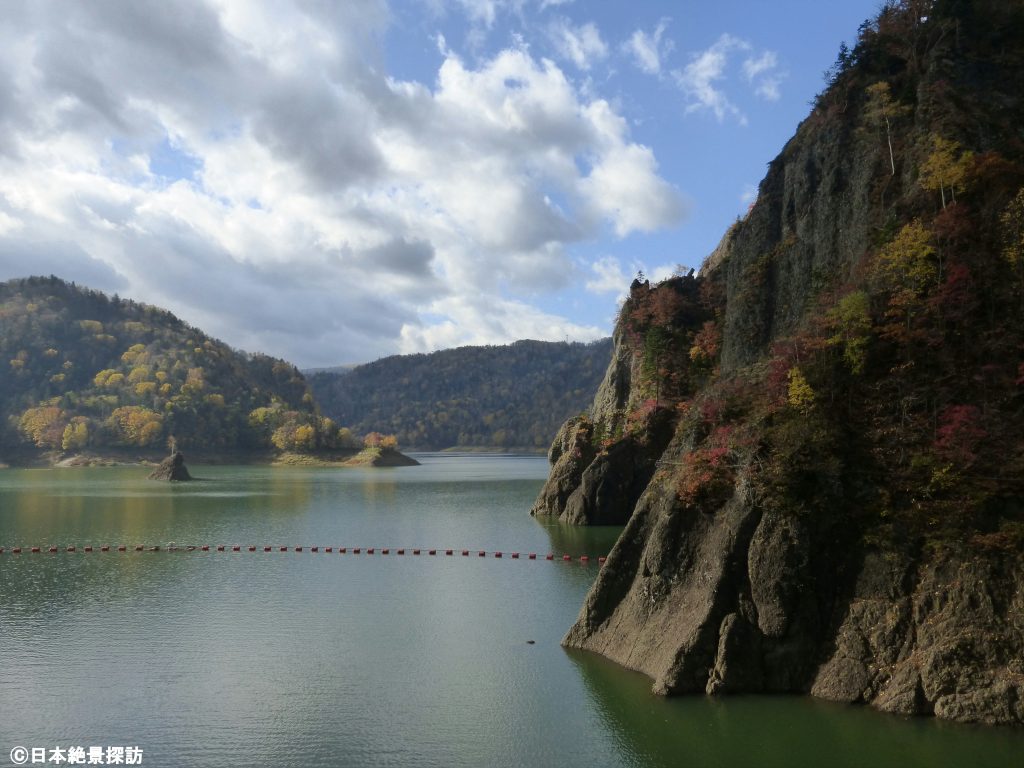 豊平峡ダム（北海道札幌市南区）・秋の定山湖