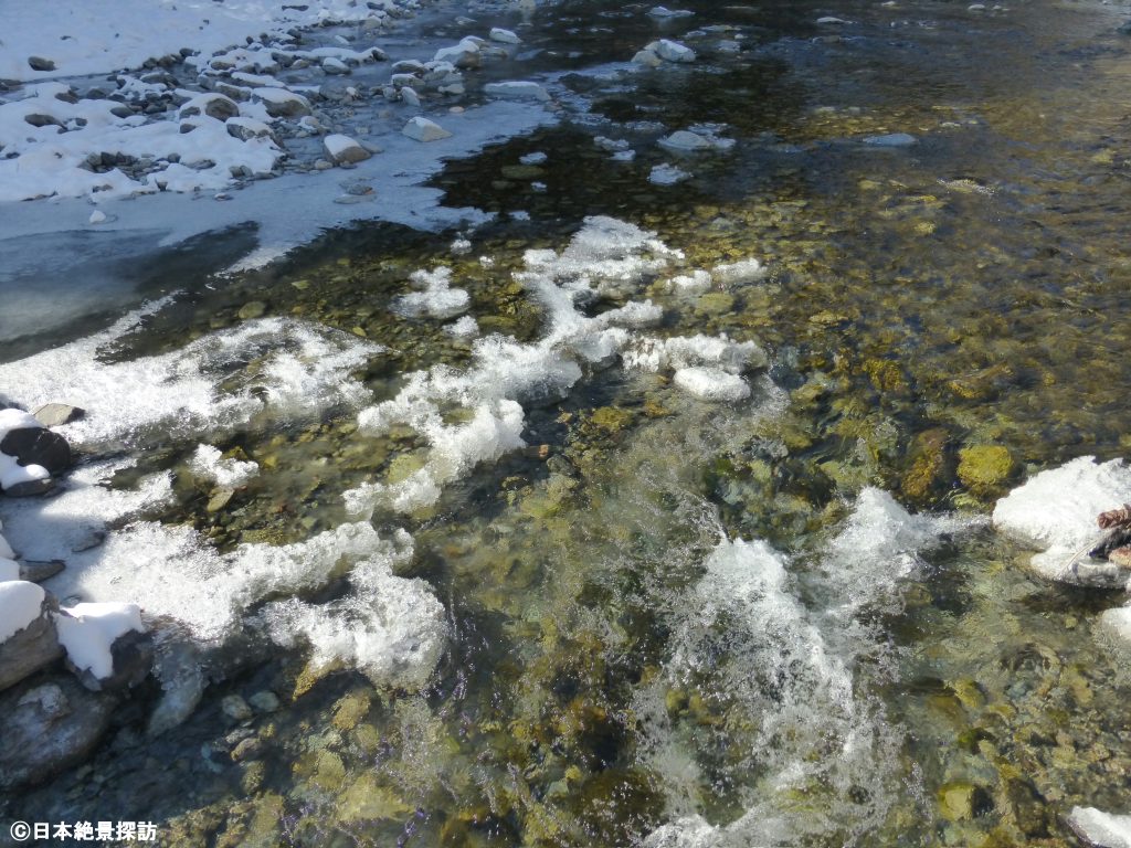 三十槌の氷柱（埼玉県秩父市）・川面も凍り付く