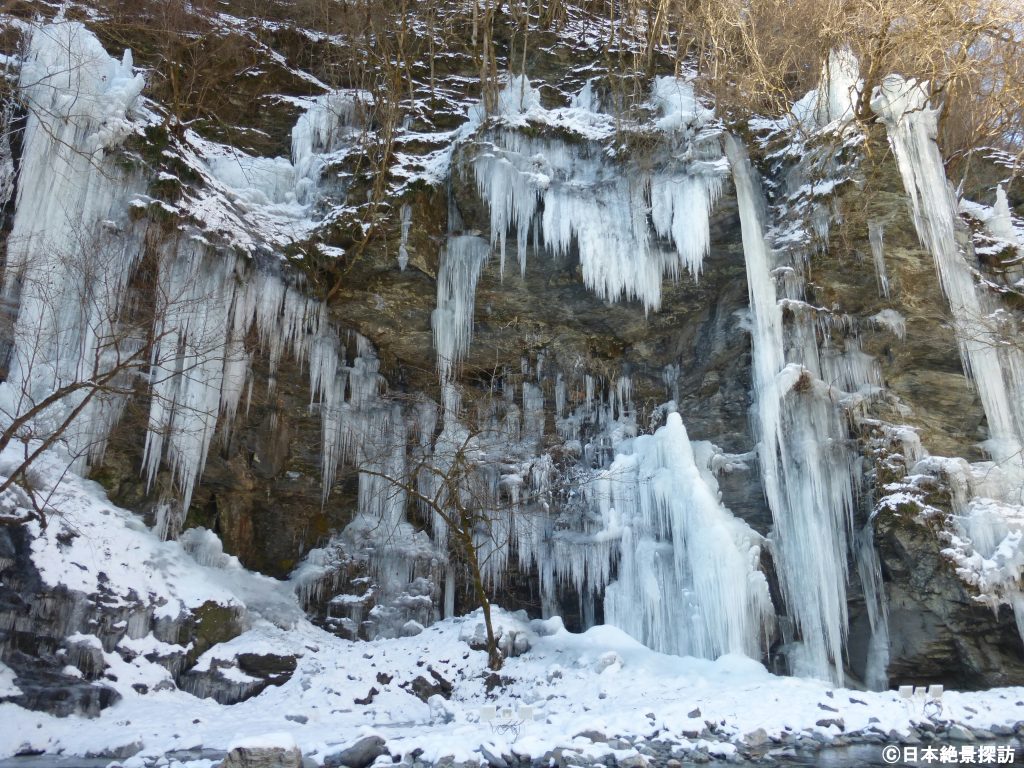 三十槌の氷柱（埼玉県秩父市）・見上げる程の高さに成長した氷柱