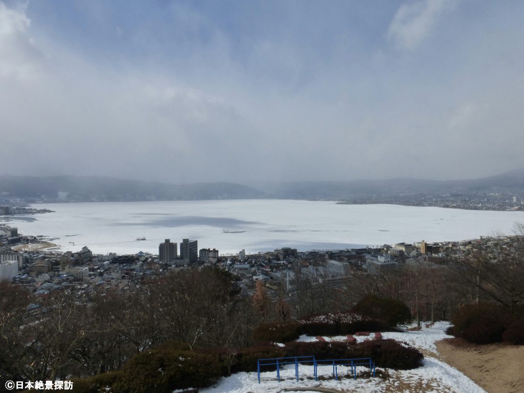 冬の立石公園（長野県諏訪市）・凍り付く諏訪湖