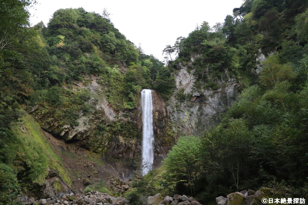 正面に平湯大滝（岐阜県高山市）を捉える