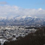 御成山公園（山形県米沢市）から見る雪景色の米沢市街