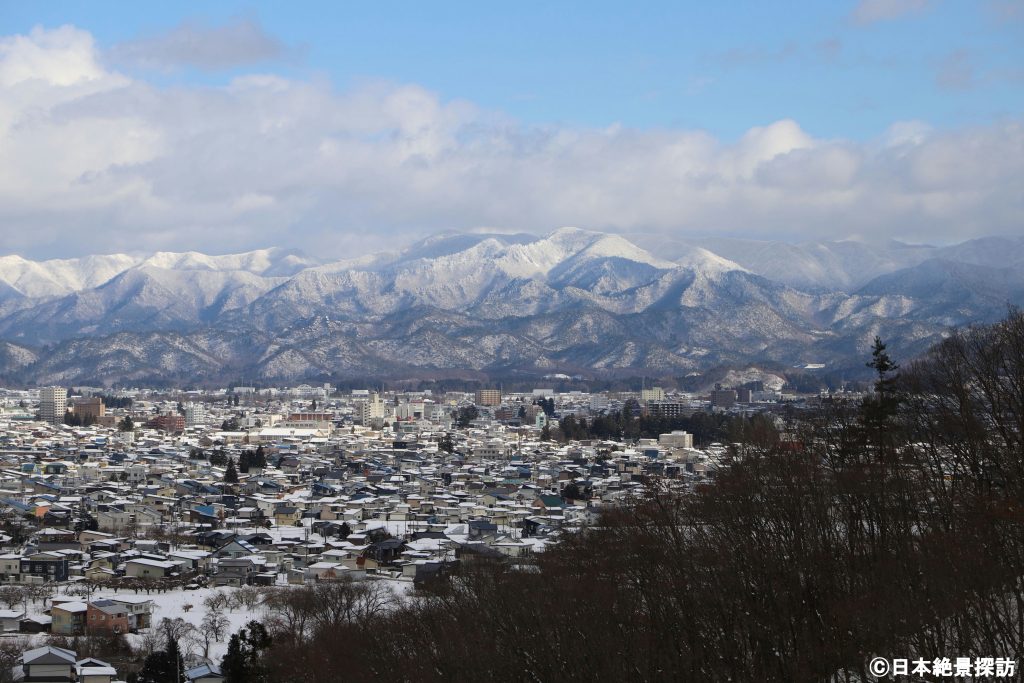 御成山公園（山形県米沢市）から見る雪景色の米沢市街